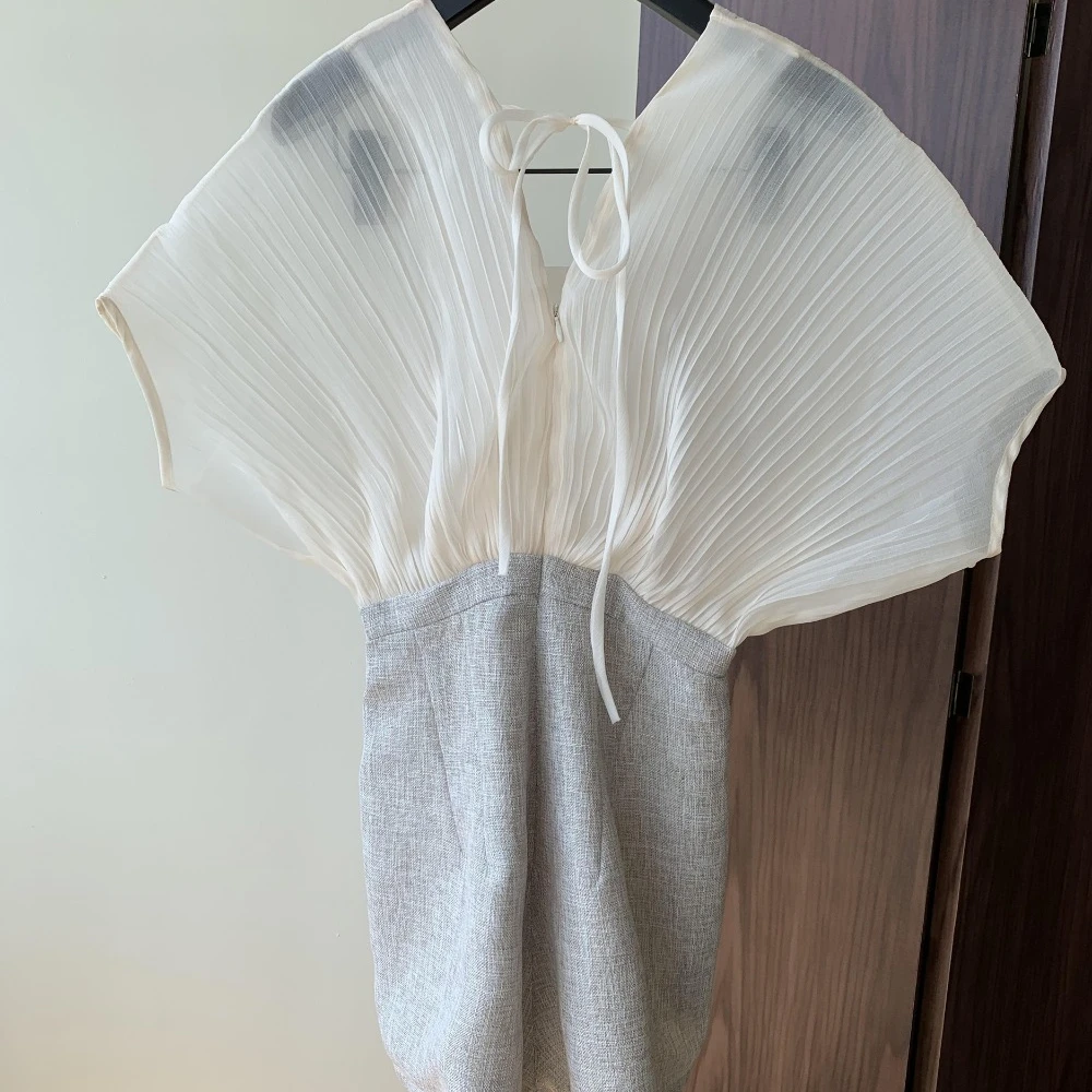 กางเกงขาสั้นจั๊มสูทแขนสั้น Niche Pleated Bat Sleeve สําหรับผู้หญิง