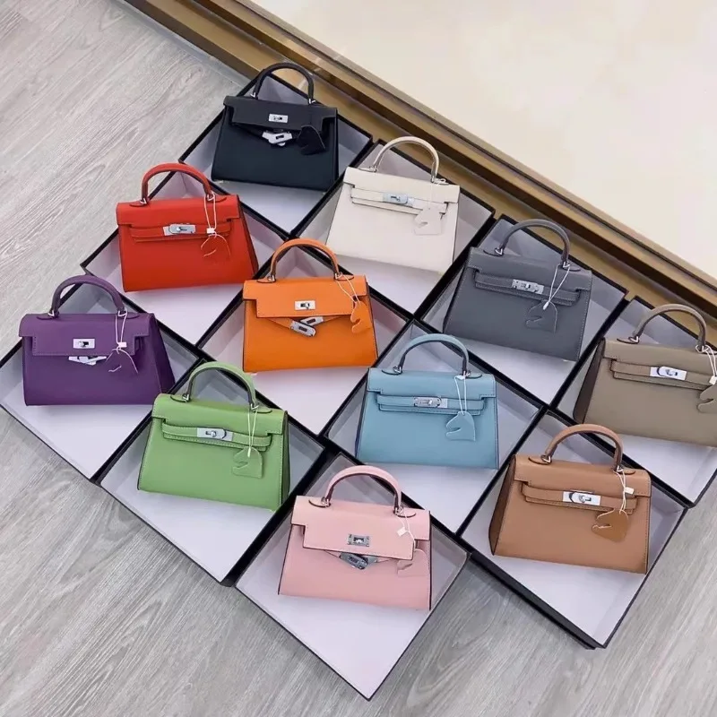 2025年新作の女性用絶妙なクロスボディバッグ、小さなバッグ、高級感のあるシルバーバックルミニバッグ、女性のための多用途ハンドバッグ