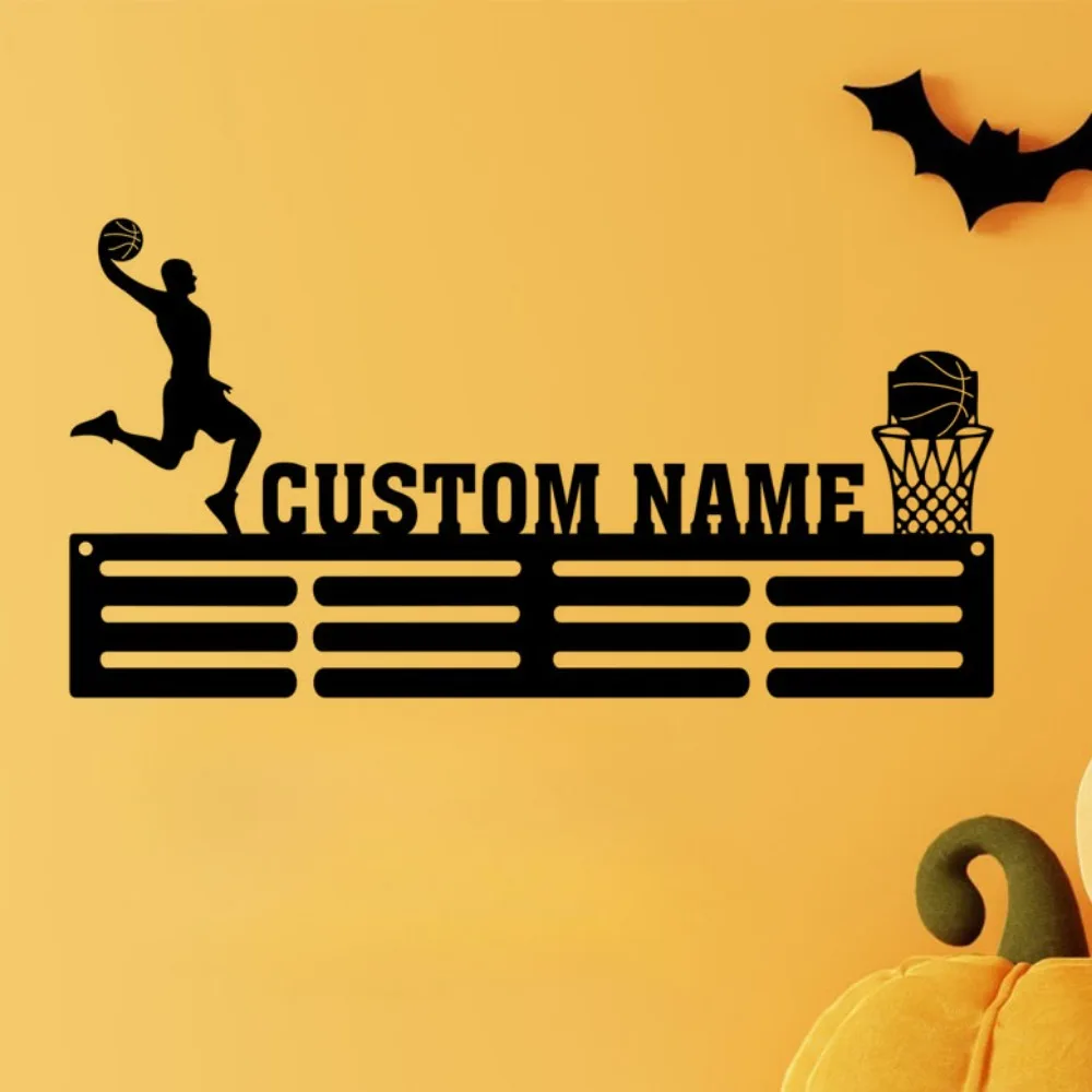 Abanicos de baloncesto Astonish con este colgador de pared de metal personalizado, decoración perfecta para el hogar y regalo de inauguración de la casa para exhibición de medallas
