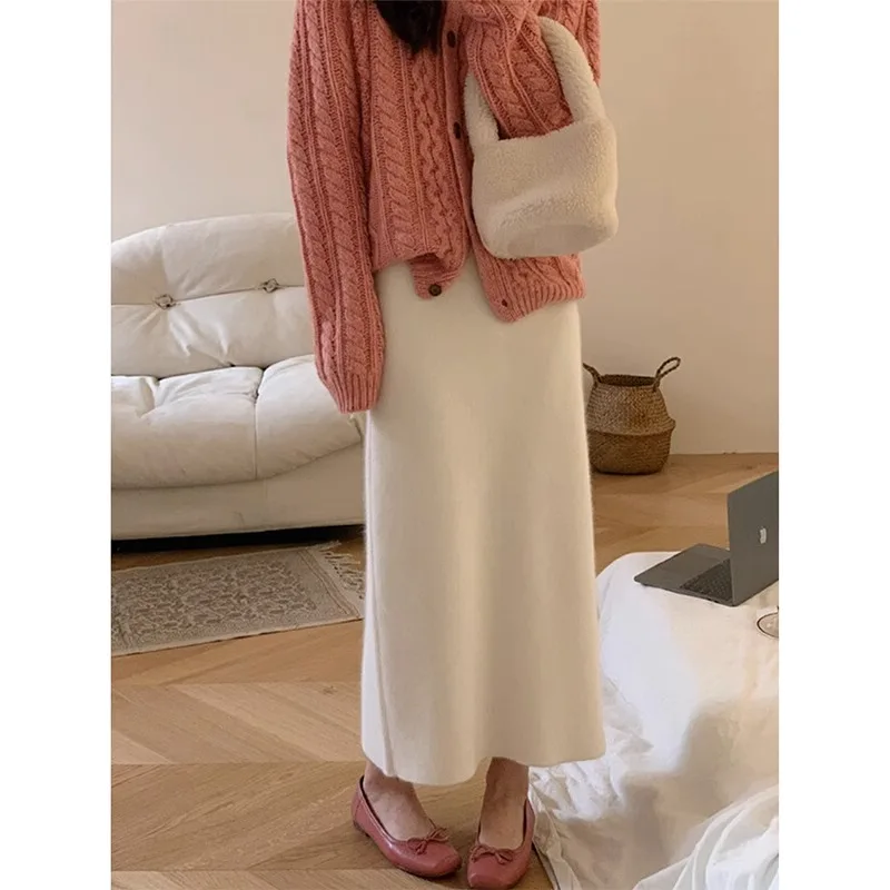 

2023 Off-white Knitted Skirt for Women, Spring and Autumn Korean Style Small High Waist Casual Soft Waxy Arm Straight Skirt