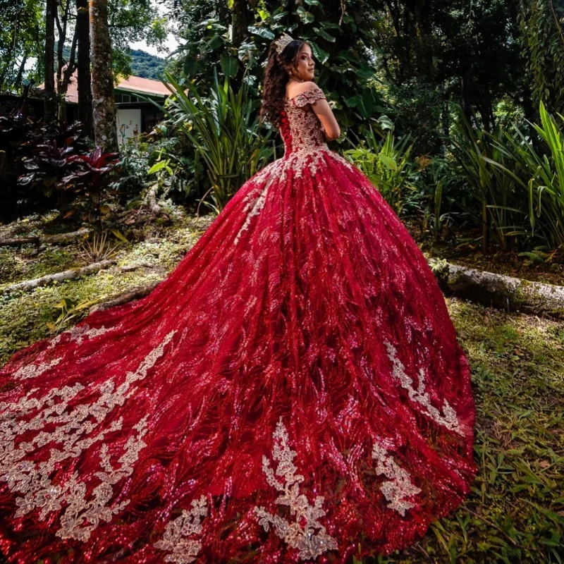 فساتين Quinceanera باللون الأحمر اللامع مخصصة قبالة الكتف كريستال بريق كريستال صائق ذيل طويل فيستدو 15 Quinceanera