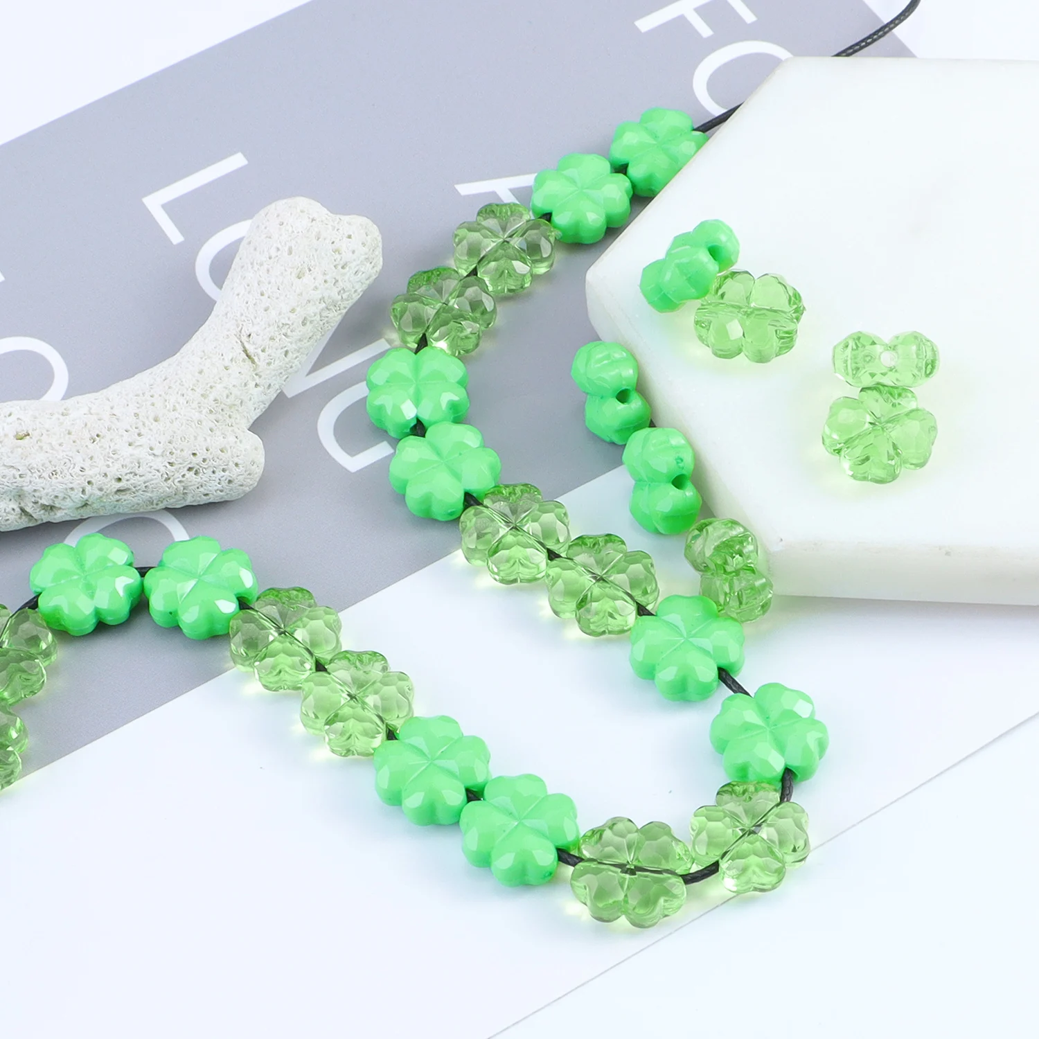 100 Stück St. Patrick's Day Acrylperlen, glückliches facettiertes Kleeblatt, transparent, grün, für Zuhause, Party, Dekoration, Schmuck, Halskette – Detail 3