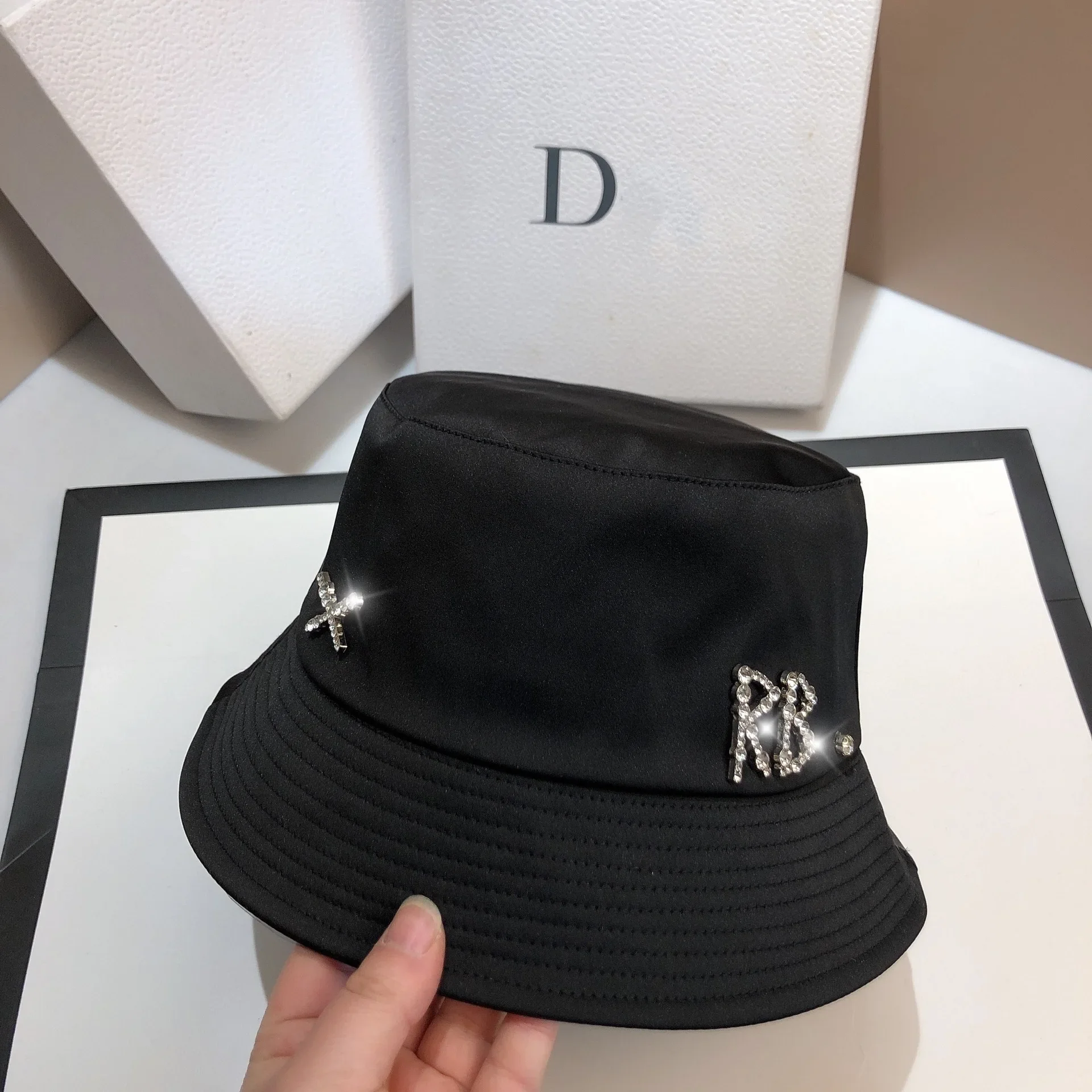 

Luxury Rhinestone Letter RB Bucket Hat Designer Women's Silky Sunscreen Panama Fisherman Hat Top Flat Bob Beach Basin Cap