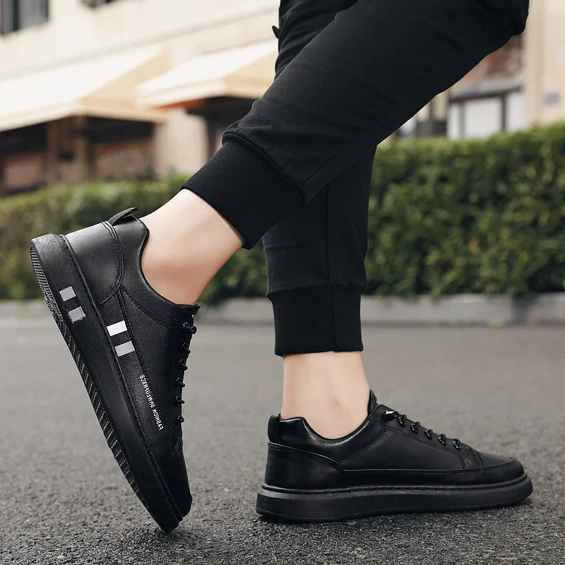 أحذية رياضية من الجلد الأبيض الرجال 2025 جديد الكورية العصرية حذاء كاجوال بفتحات تهوية الربيع البث المباشر منخفضة أعلى قماش زلة Ons1