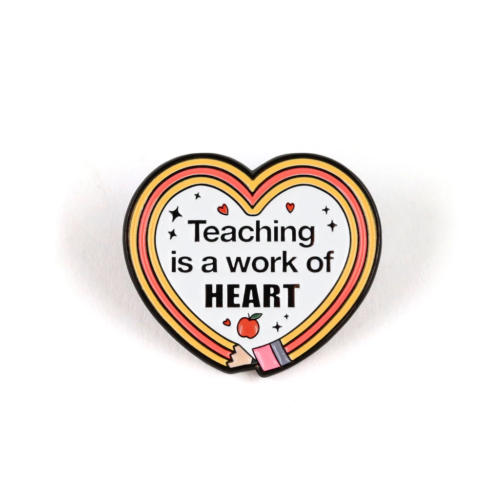 Lehren ist eine Arbeit des Herzens Emaille-Pin Bunte Herzen Doodle Bleistift-Brosche Geschenkidee Lehrer Positives Apfel-Accessoire Abzeichen – Detail 1