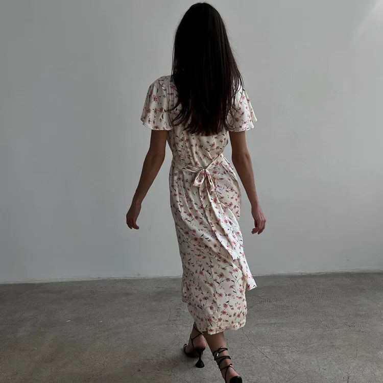Nuovo abito camicia floreale annodato con scollo a V a maniche corte casual con vita snellente e un look snellente per l'abbigliamento da donna