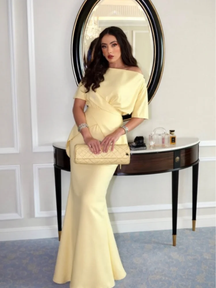 2025 Raso Solido Crossover Increspature Abito da donna Manica corta Scollo a barca Aderente Estate Elegante Abiti Luce di lusso Lady Robe