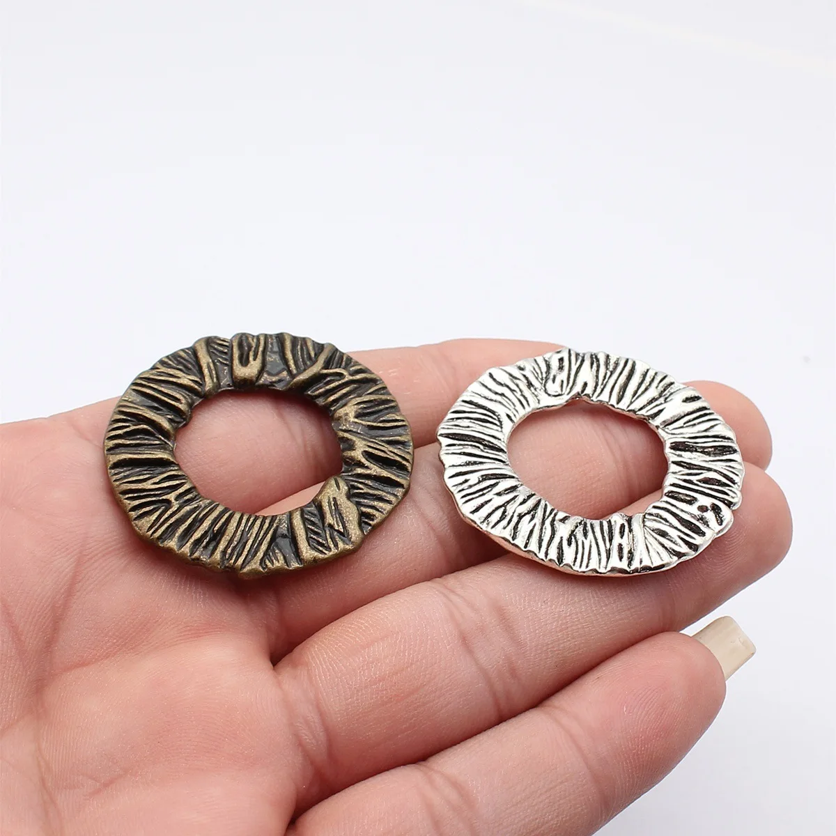 WYSIWYG 2pcs 41x40mm 2 Colors Antique Bronze Color Antique Silver Color Artistic Wave-Patterned Pleated Circle Pendant Connector