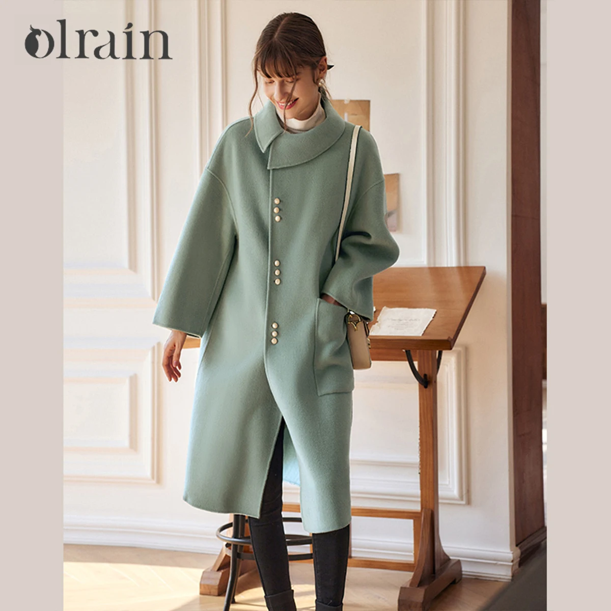 

Женское шерстяное пальто OLrain 2026: Новинка осенне-зимней коллекции, пыльно-зеленое, с асимметричным воротником, на боковых пуговицах, свободного кроя, длинное, элегантное, O21DS58996