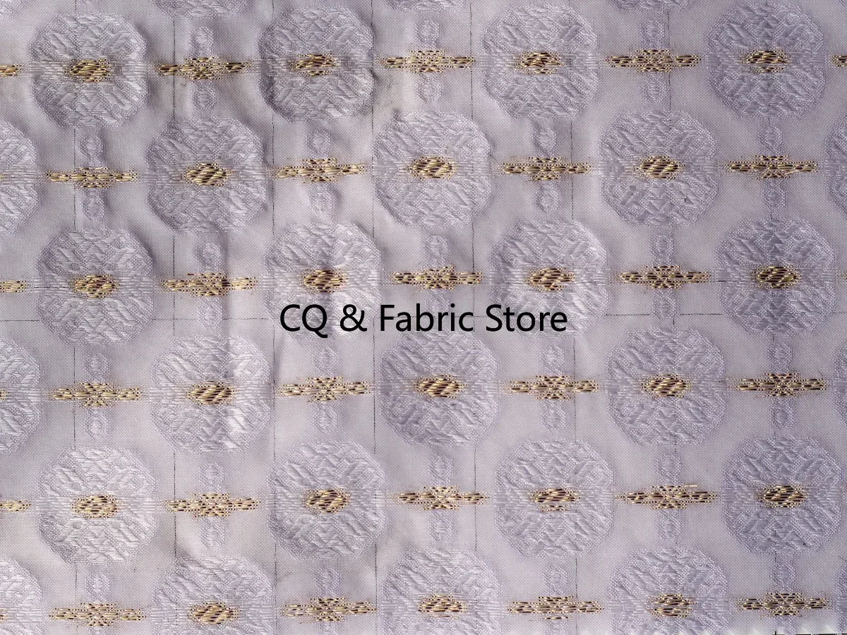Nuovo tessuto in chiffon jacquard con fiori tagliati in seta dorata Tessuto in tulle non elasticizzato micro-permeabile per abiti, 1 metro