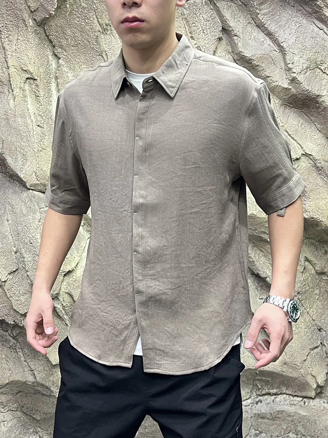 

Новая китайская мужская рубашка свободного кроя с коротким рукавом, летняя, тонкая, с эффектом легкости, повседневная, в стиле кэжуал, с воротником-стойкой.