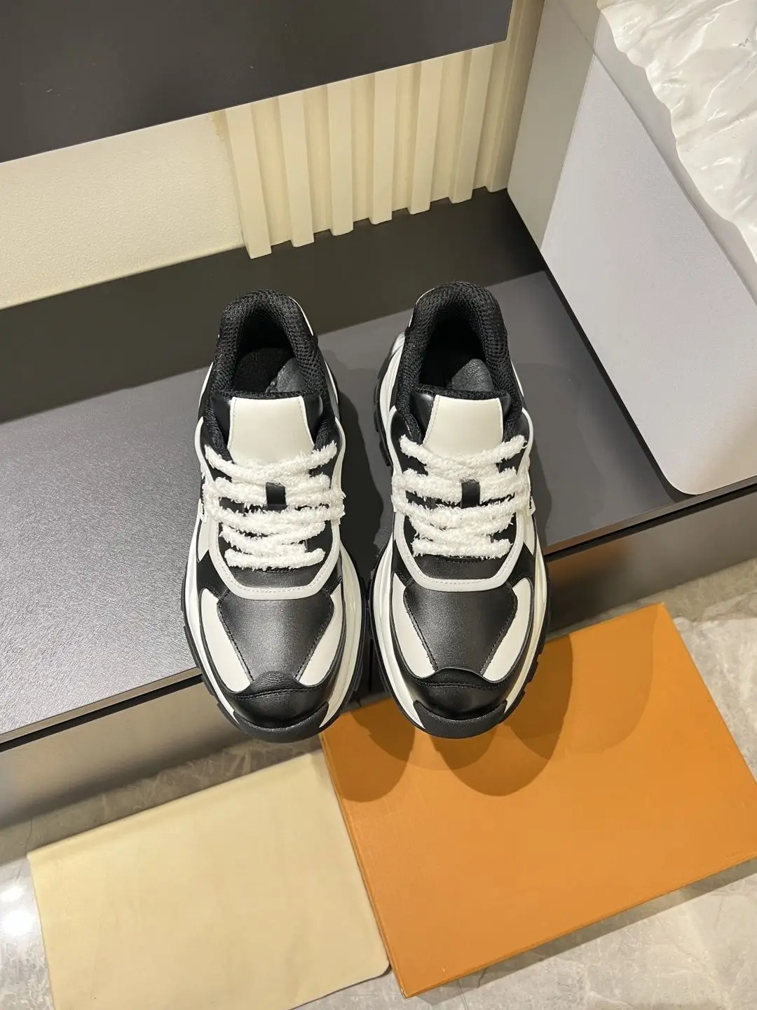 Monochrome Design Unisex Skate Board Shoes Suede Upper Lace Up Casual Sneakers Flat Non Slip Rubber Sole Comfortable Lightweight Couple Street Footwear Men Women Daily Travel Shoes