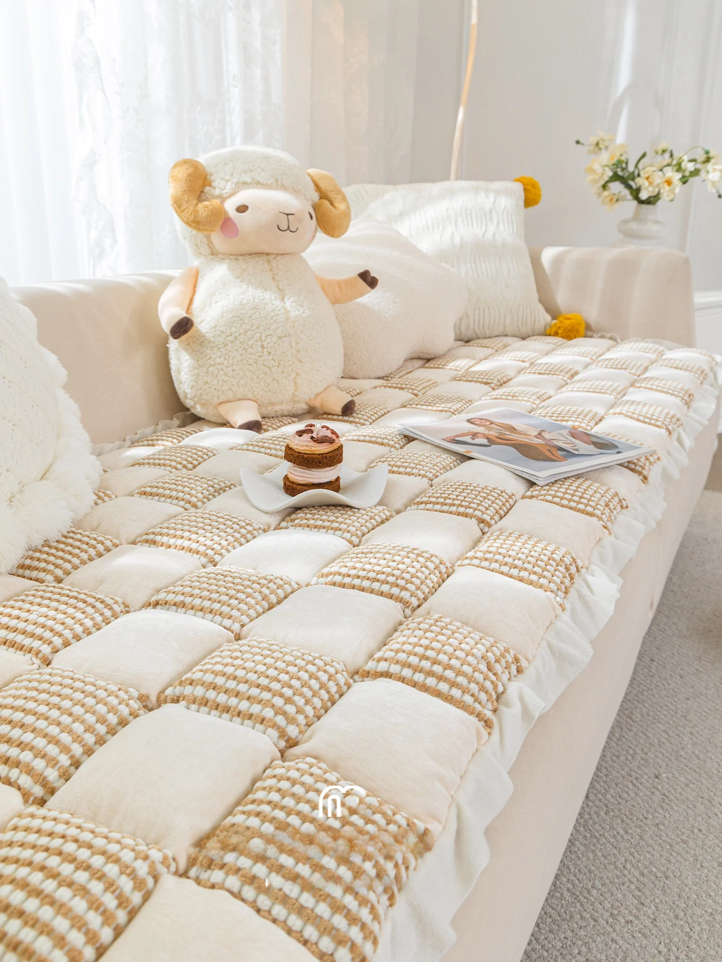 

Утолщенная противоскользящая подушка для дивана в кремовом стиле, в форме хлеба, из бархатного материала, для декора гостиной, на все сезоны