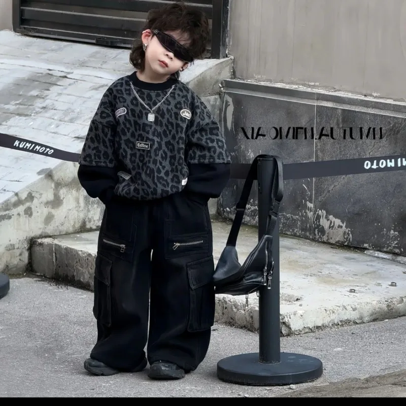 مجموعة أطفال جديدة لخريف وشتاء 2025، طقم مكون من قطعتين مزيف بطبعة الفهد للأطفال مع هوديي من الصوف والجينز مكون من قطعتين