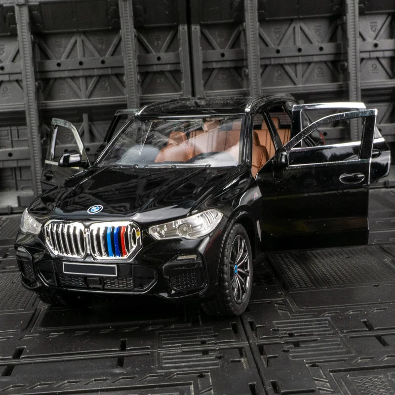 1:24 portas de modelo de carro em liga BMW X5 e capô do motor, o porta-malas pode ser aberto tem funções de som e iluminação simuladas, detalhes ricos