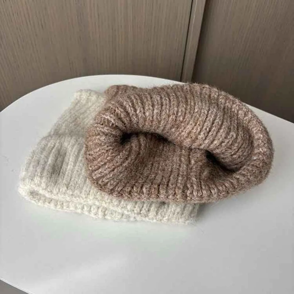 Einfache, einfarbige Mütze mit Katzenohren, winddicht, wärmend, aus gestrickter Wolle, verdickte, vielseitig kombinierbare Strickmütze für Mädchen. – Detail 8