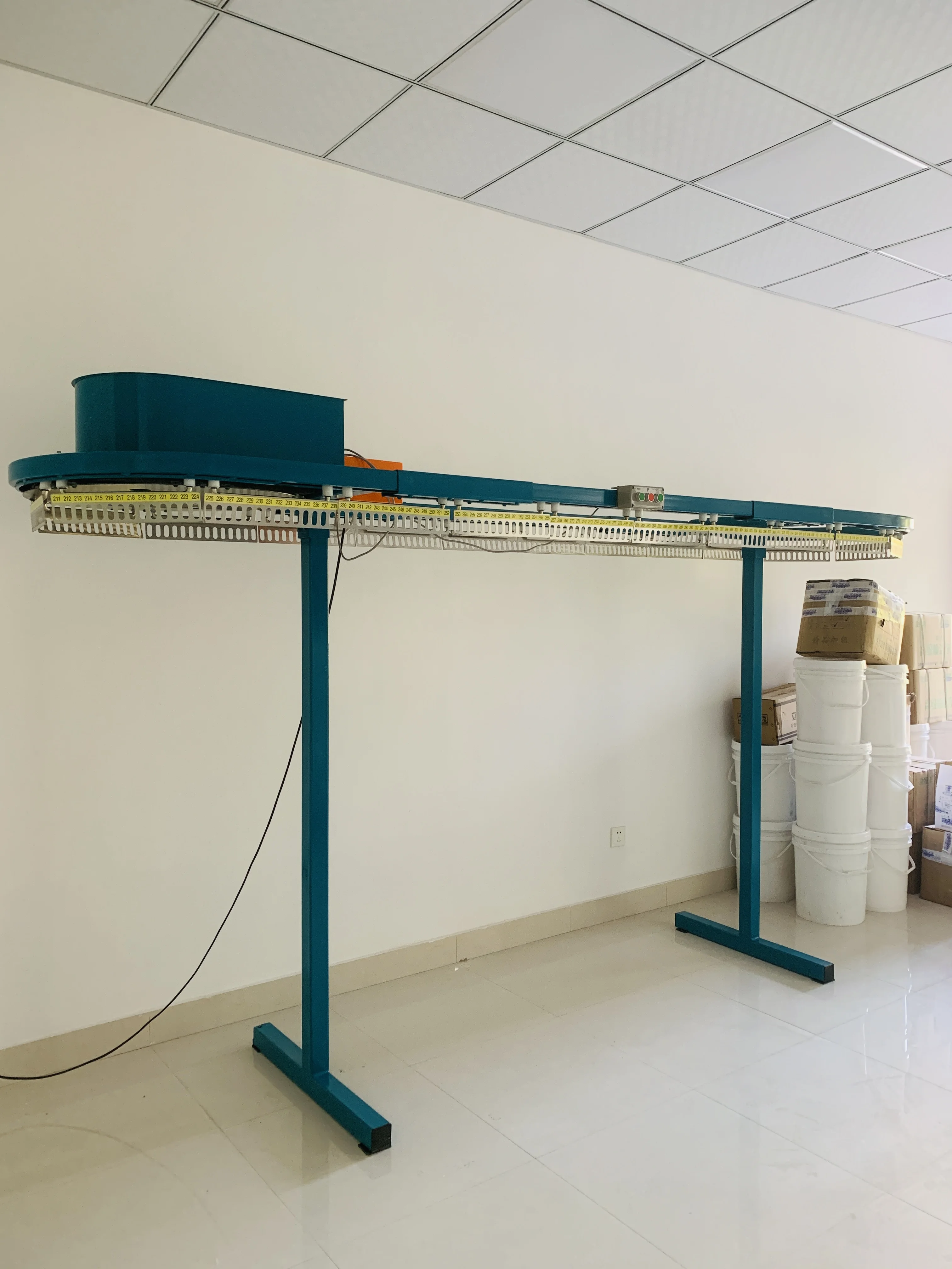 Automatic Electric Revolving Hanger Commercial Laundry Conveyor Clothes Conveying Machine for Hotels Dry Cleaners Shops Factory