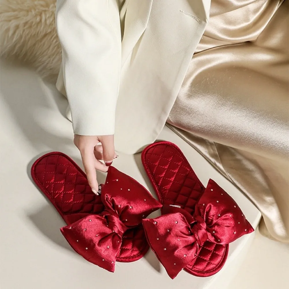

Повседневные атласные тапочки с большим бантом, мягкой подошвой, открытым носком, для свадьбы, в клетку, нескользящие, со стразами, унисекс