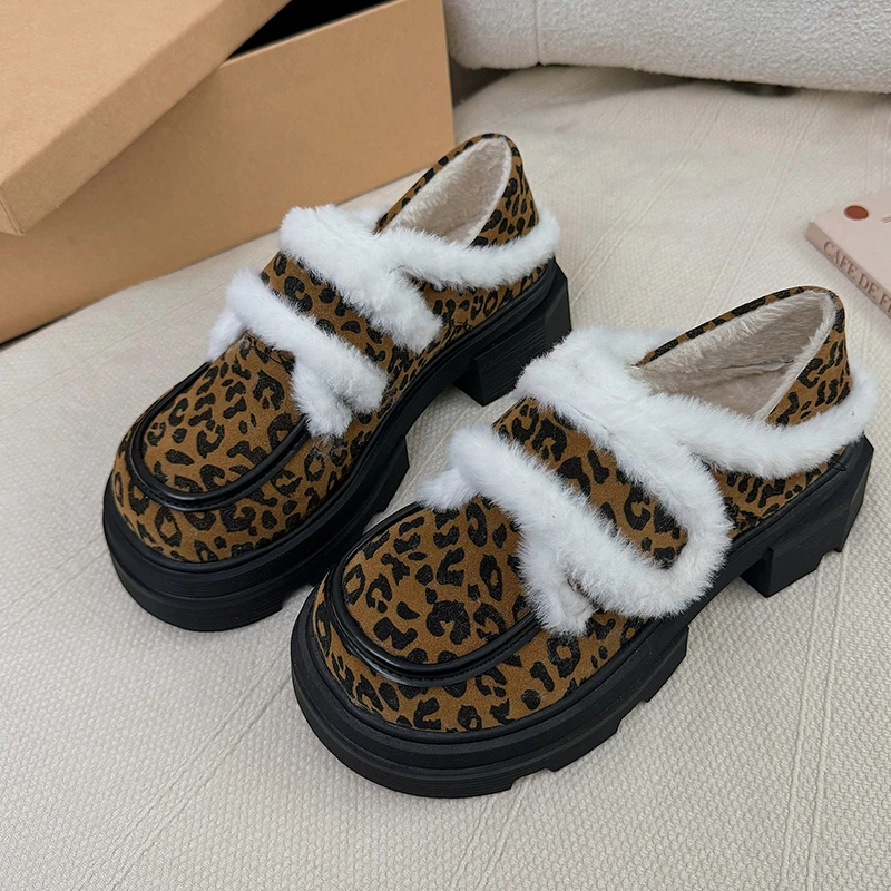 Sepatu bot katun hak tebal untuk wanita, sepatu bot pendek antiselip sol tebal motif macan tutul kepala bulat musim dingin untuk wanita