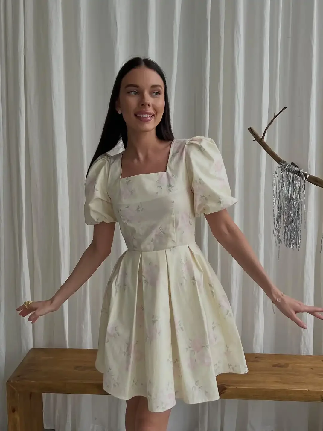 Femmes imprimé fleuri dos découpe à lacets robe Chic à manches courtes col carré a-ligne Mini robes 2026 dame décontracté trajet tenue