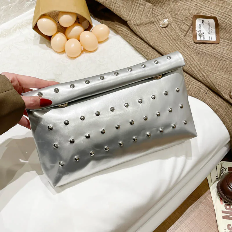 

Легкая роскошная сумочка-клатч из блестящей искусственной кожи с заклепками, однотонная, для банкетов и танцев