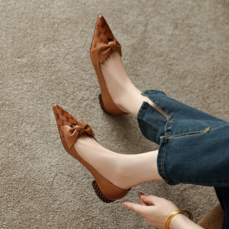 Bombas de couro genuíno para mulheres, salto alto, dedo apontado, salto baixo, nó borboleta, sapatos de senhora, festa, primavera, verão, novo