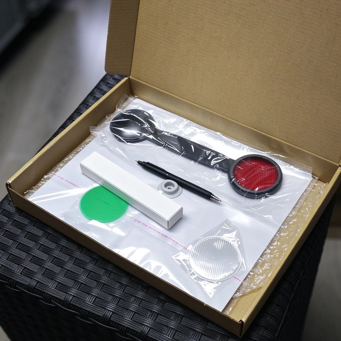Near Phoria Vision Test Card with Pen Light and Maddox Occluder Kit Esophoria Exophoria Horizontal and Vertical Tester