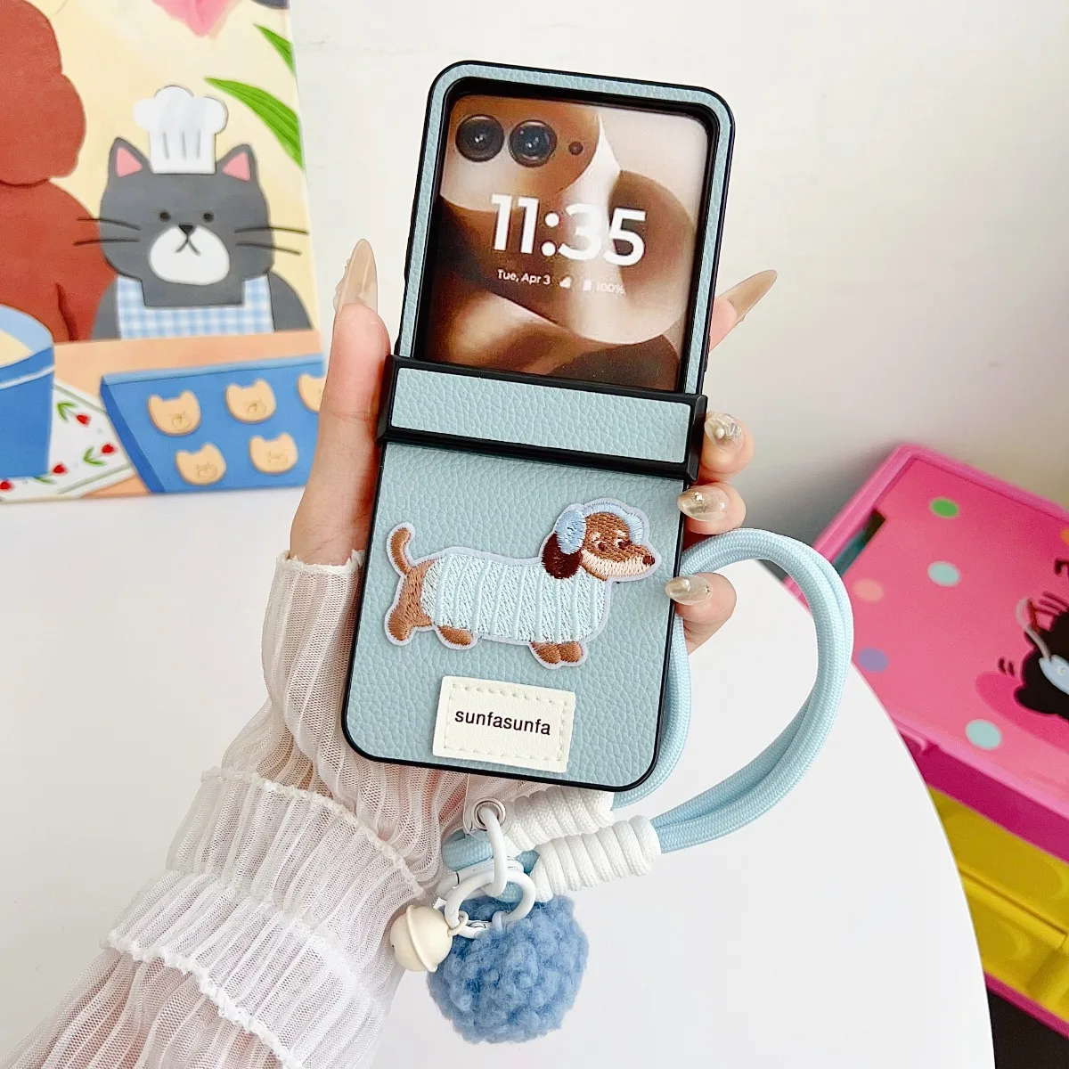 Cartoon-Dackel PU-Leder Handyhülle für Motorola Razr 70+ 60 50 Razr 70 60 50 Ultra mit Handschlaufe und Scharnierschutz