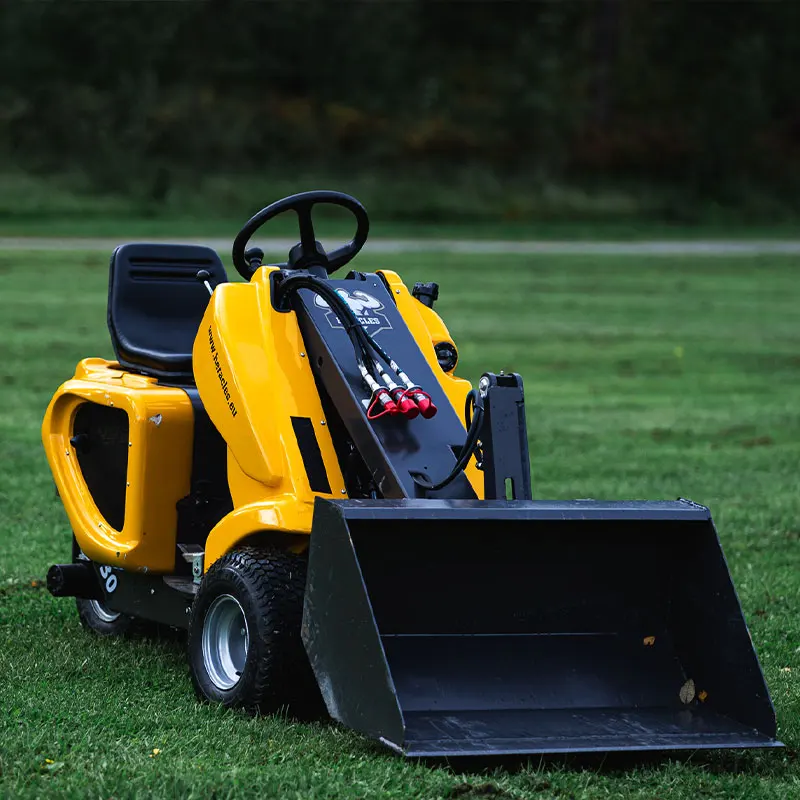 Mini wheel loader 22 tenaga kuda dengan kemampuan kemudi yang lincah dan tipe bucket wheel.