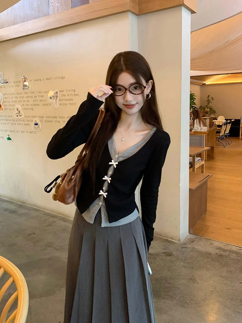 

Coigarsam Women's Spring T-Shirt, Long Sleeve, Patchwork Bow, Panelled V-Neck, Black Casual Tee Tops