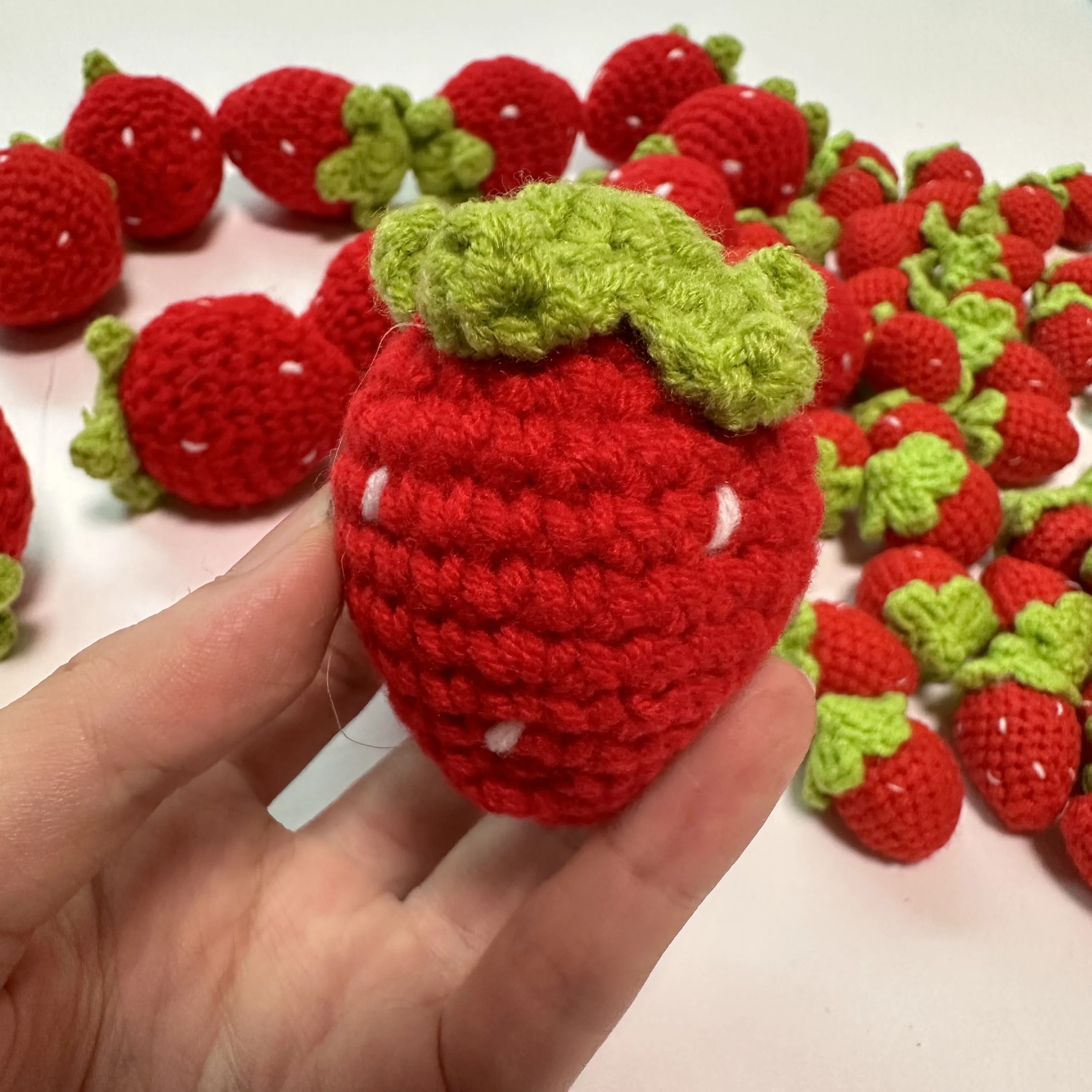 Handmade Wool Crochted Strawberry Pendant Woven Fruit Pendant Keychain Keyring Creative Car Bag Decoration  Jewelry Gift