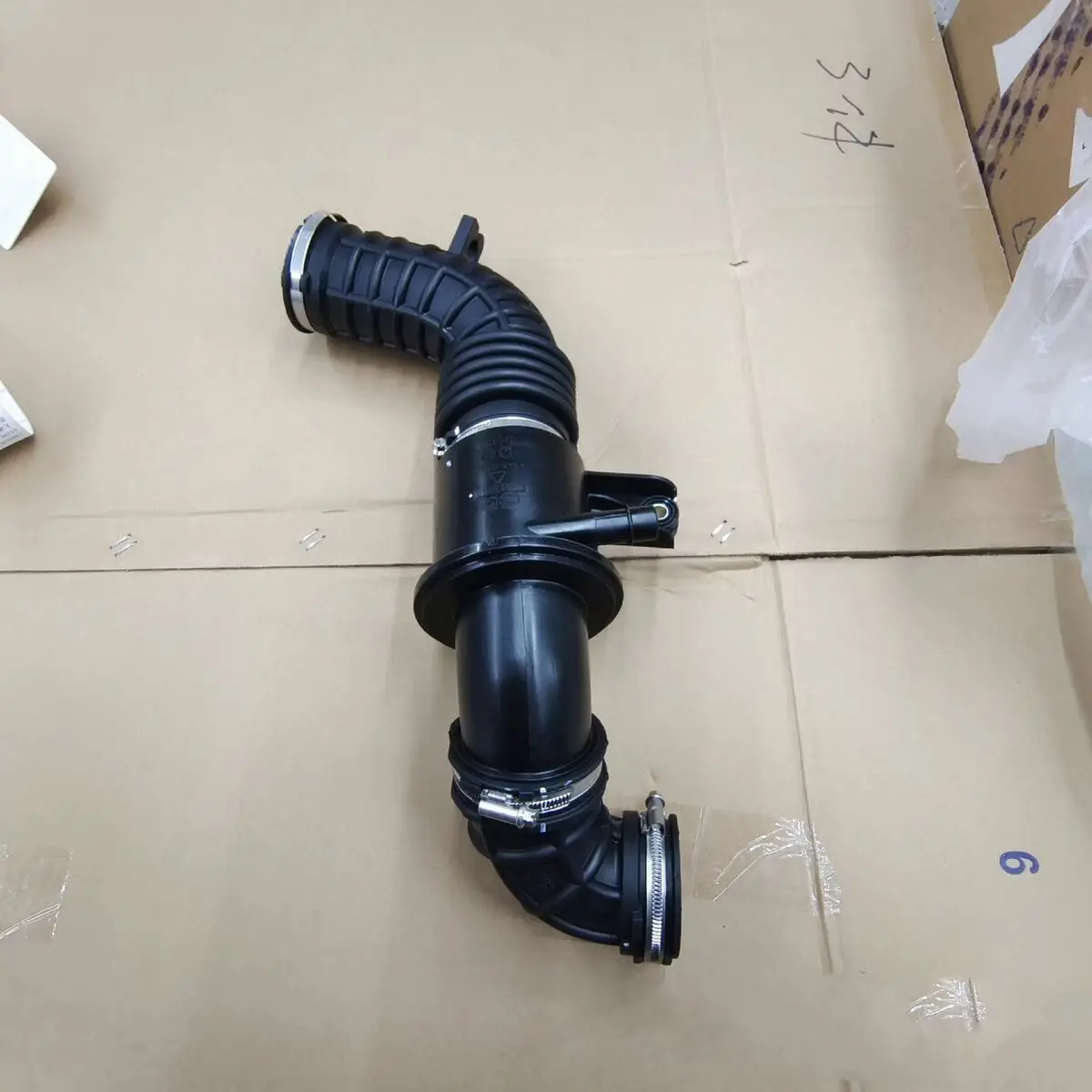 tuyau-de-sortie-d'assemblage-de-filtre-a-air-saic-maxus-v80-china-vi-tuyau-d'entree-de-turbocompresseur-v80-tuyau-d'entree-de-baie-moteur-authentique-oem