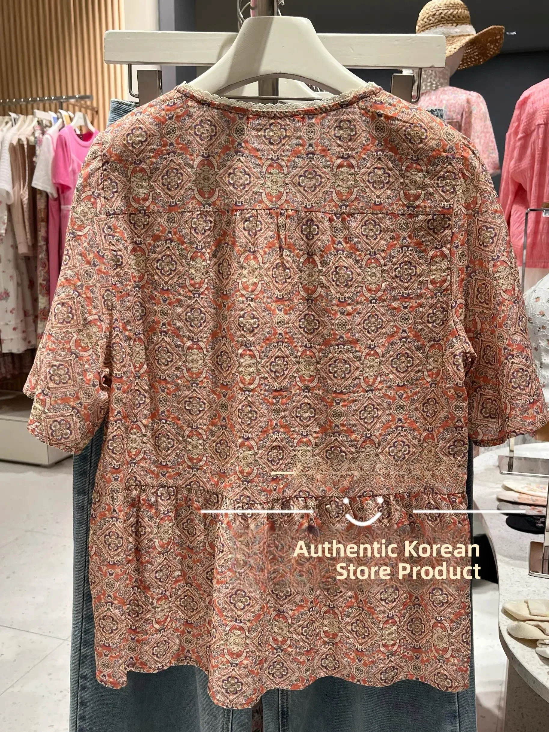 

High-End Rose 2025 Summer Faion V-Ne Hollow Embroidery Pleated Wood Ear ort Sve Women's irt Breathable Loose Fit
