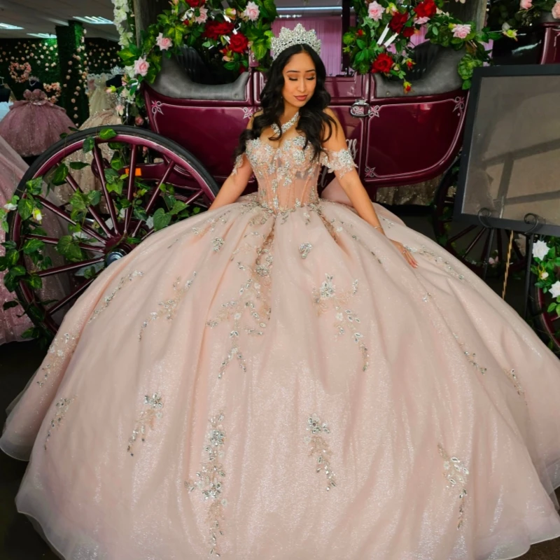 

Розовые блестящие платья Quinceanera с открытыми плечами, аппликация, кружево, бисер, кристалл, бант, корсет, тюль, вечерние, день рождения, сладкое платье 16, жилет