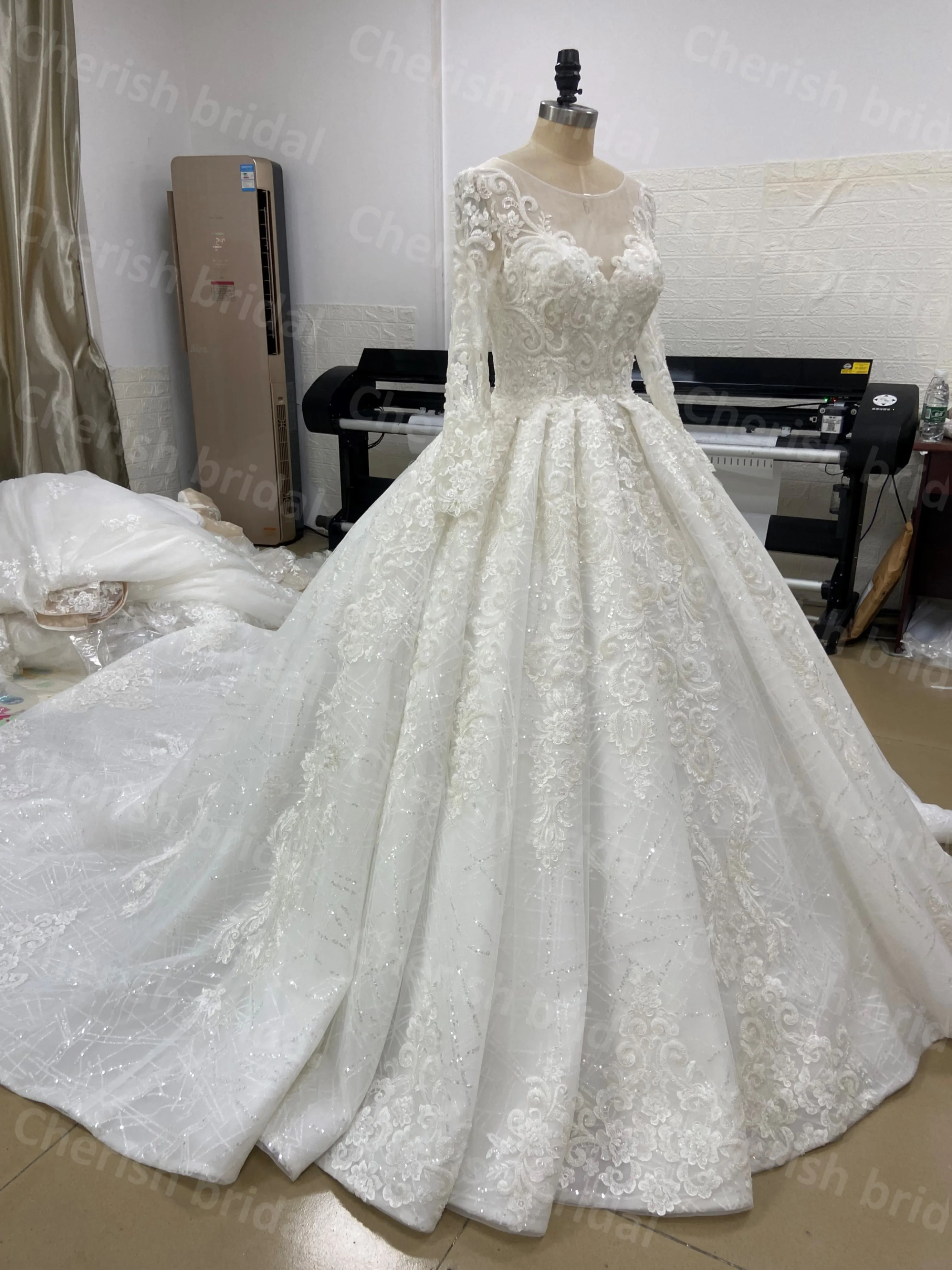 C1067B Ivory Ball Gown Wedding Dress Long Sleeve Lace Applique and Beading Bride Dress for Women Lace Up Bridal Dress Luxury