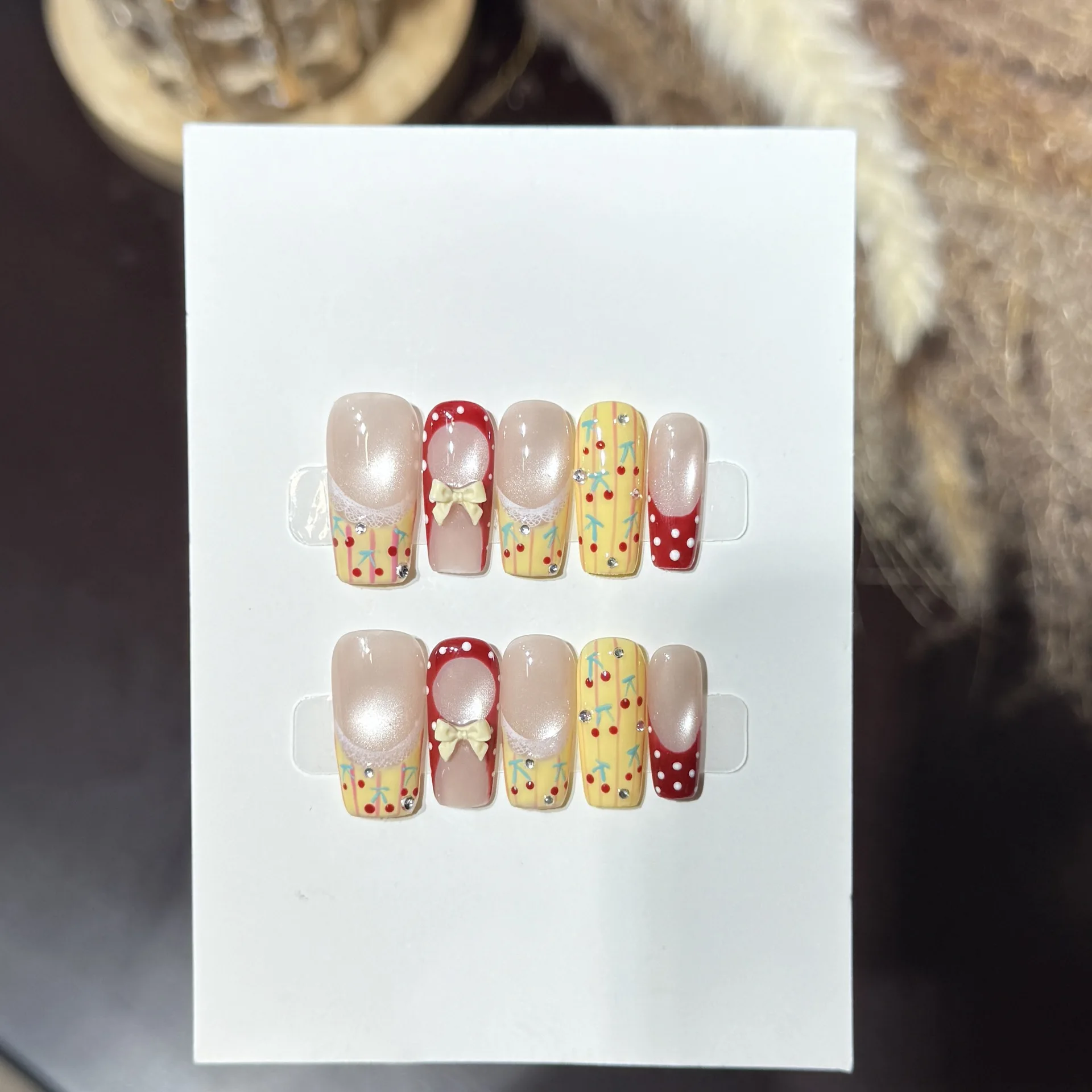 10 Stück Press-On-Nägel, niedliche kirschrote Polka-Dot-Schleifen, französische Wellen, Katzenaugen, künstliche Nägel für Frauen und Mädchen, für Partys und den täglichen Gebrauch.