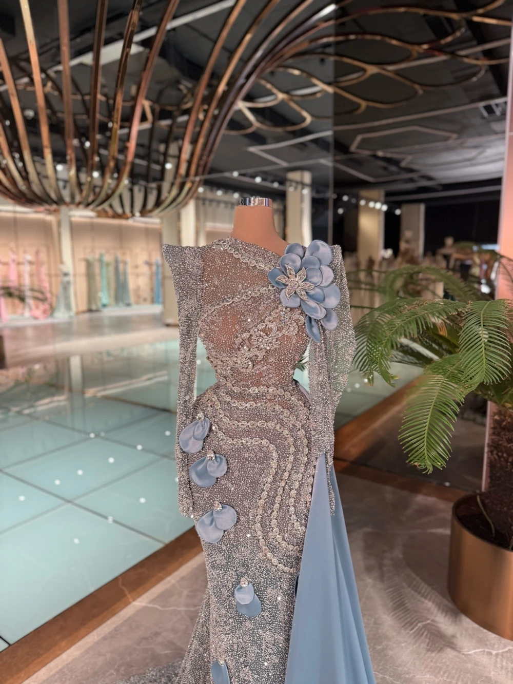 ชุดราตรีสีฟ้าคริสตัลหรูหรา ประดับดอกไม้ 3 มิติ ทรงตรง สำหรับงานแต่งงาน งานเลี้ยง ออกแบบได้ตามต้องการ ชุดราตรีงานพรอมสุดอลังการ