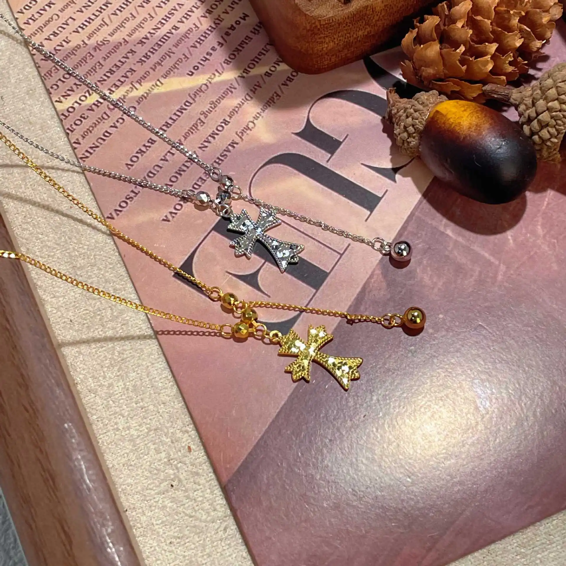 Bingbing الصليب قلادة الإناث الرجعية الأوروبية والأمريكية نقل الخرز الصليب قلادة سلسلة الترقوة تنوعا