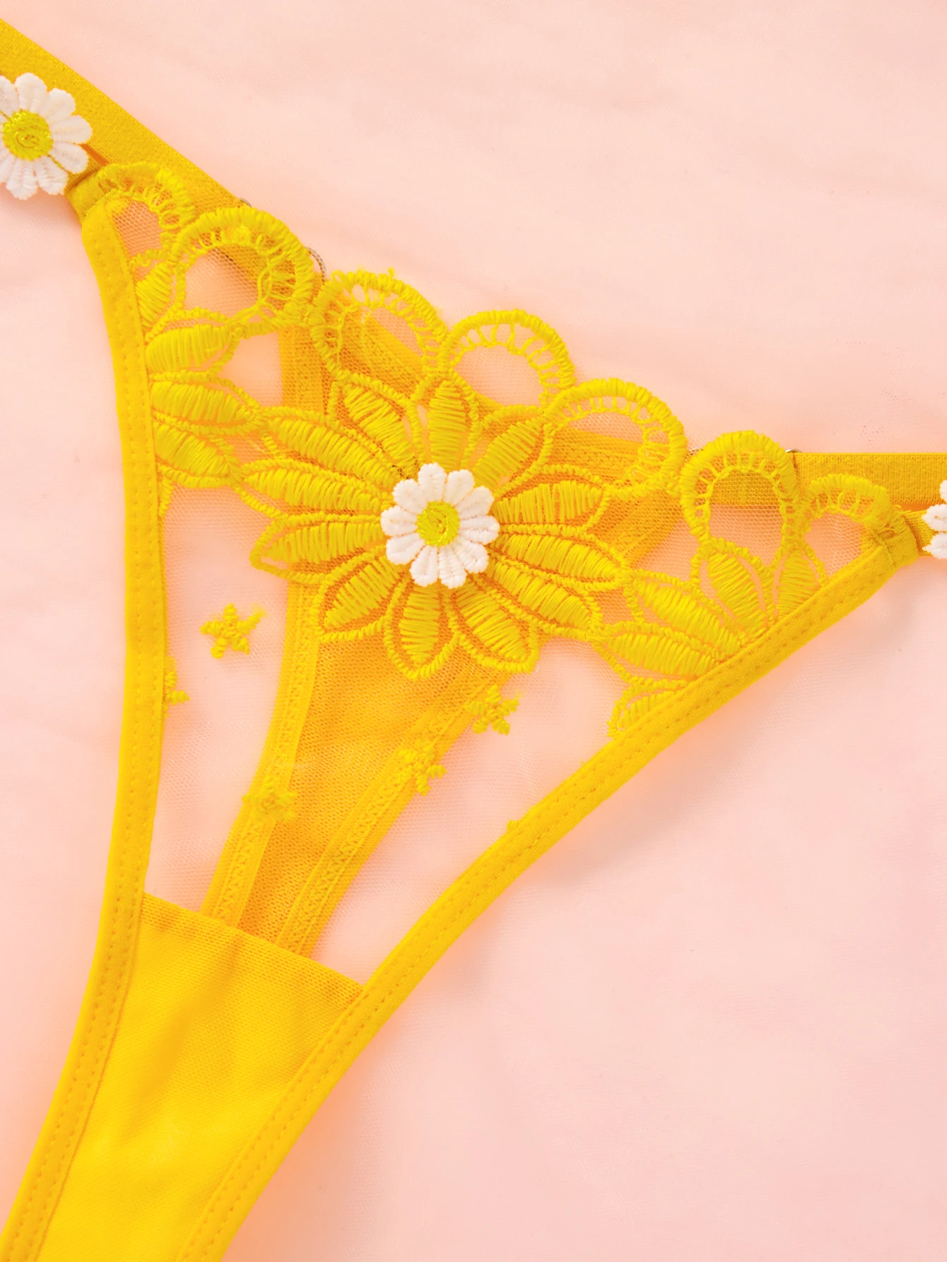Um conjunto de lingerie sexy amarelo, incluindo sutiã e tanga com padrão de margaridas, um confortável de duas peças feminino estilo família ZA825086