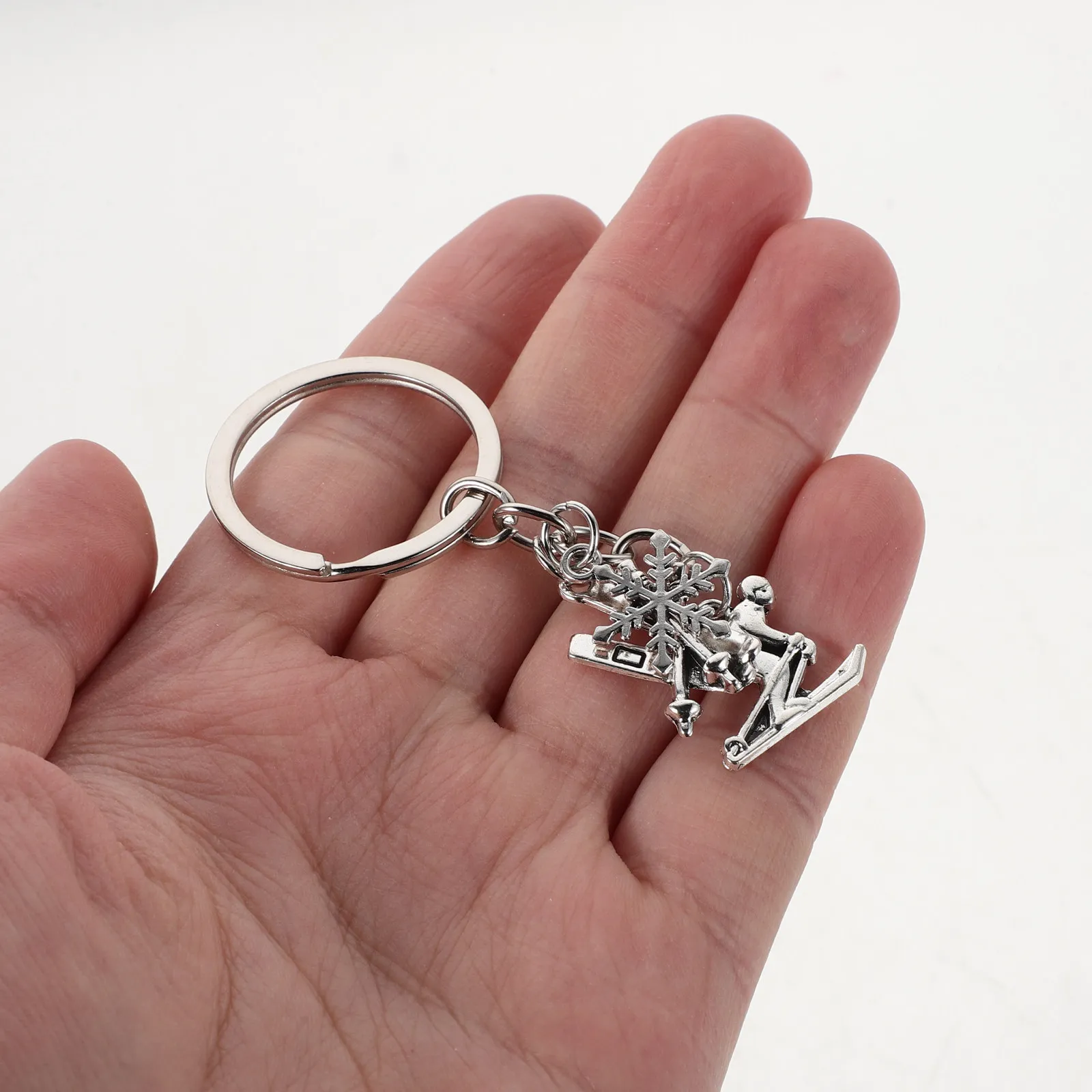 

4Pcs Winter Keychain Charm Set Skiing Keychain Ski Board Design Metal Ski Ornament for Handbag Backpack Skiing