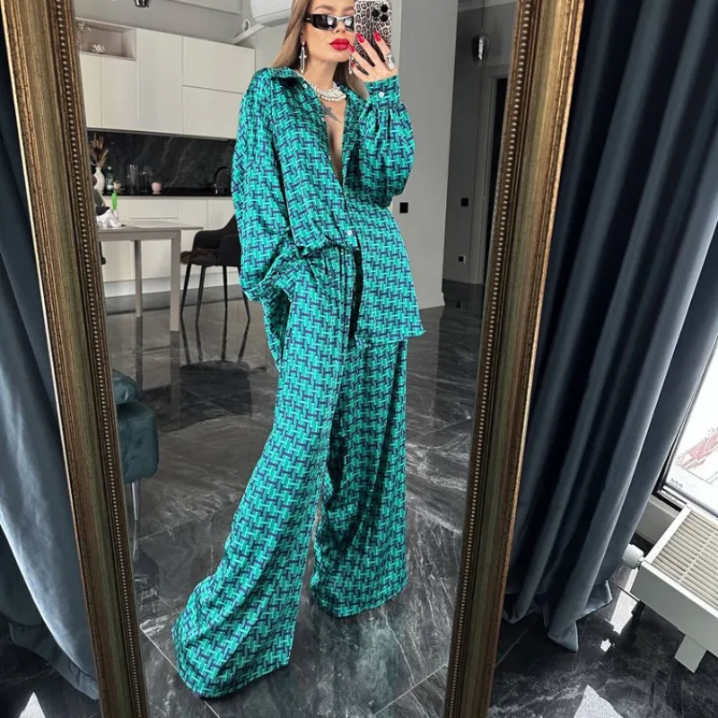 New women's spring and summer outfit with a complete set of long sleeved shirt, wide leg pants, letter printed suit