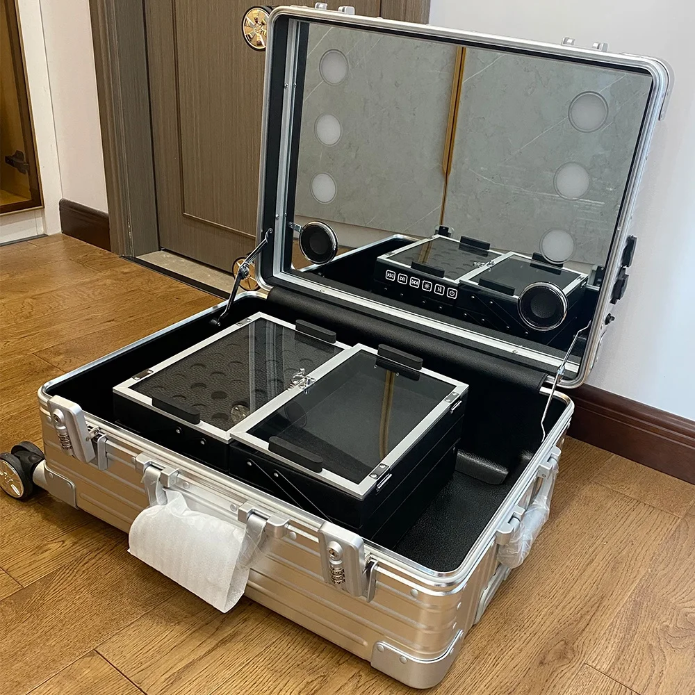حقيبة مكياج احترافية بعجلات كبيرة بمرآة LED لمستحضرات التجميل، صندوق سفر مكياج من الألومنيوم مع ضوء وMP3