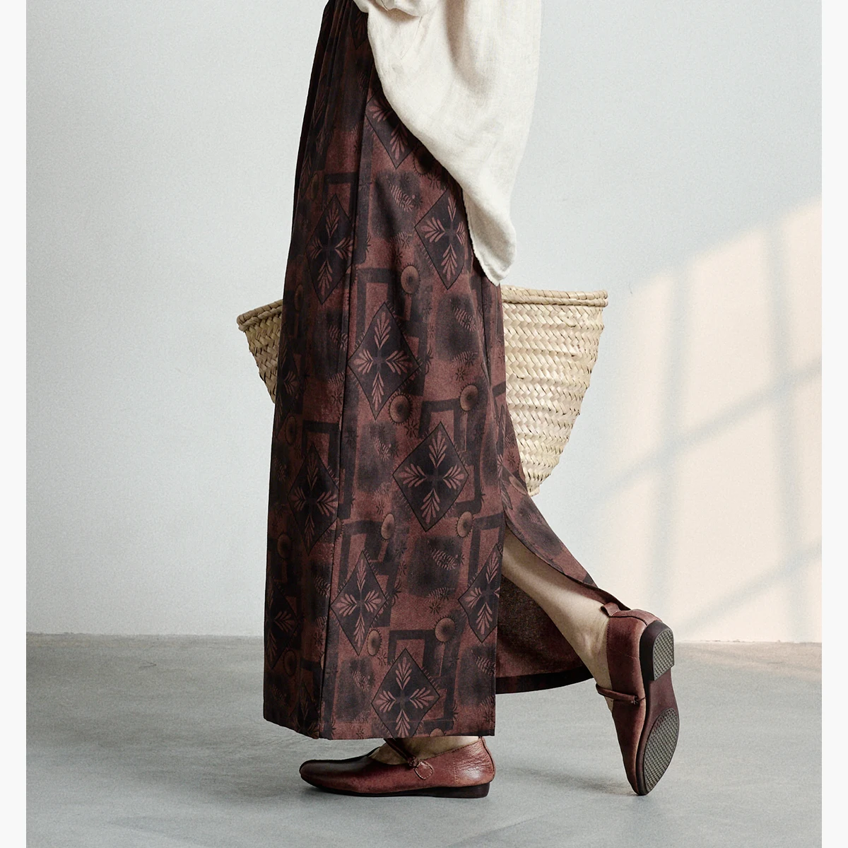 

Artistic Vintage Printed Asymmetrical Slim Fit Half-length Skirt Women's Mid-waist Trousers Style Skirts Spring 2026