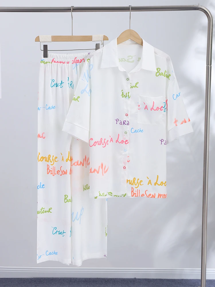 Damen Zweiteiler Set: Farbenfrohe Bluse mit Graffiti-Buchstaben-Print, Hemdkragen und Weite Hose – Urlaubskleidung – Detail 3
