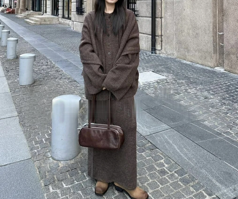 مجموعة سترة عصرية للنساء للخريف والشتاء سترة محبوكة بنمط كسول جديد مع وشاح وتنورة طقم مكون من ثلاث قطع #4