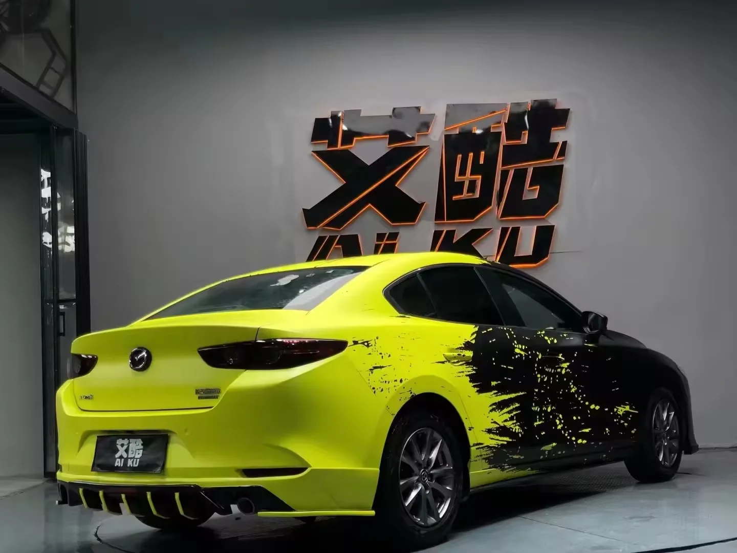 Stiker Vinyl Matte Film Pembungkus Mobil Kustom Holografik Camo Bunglon Hitam dan Kuning