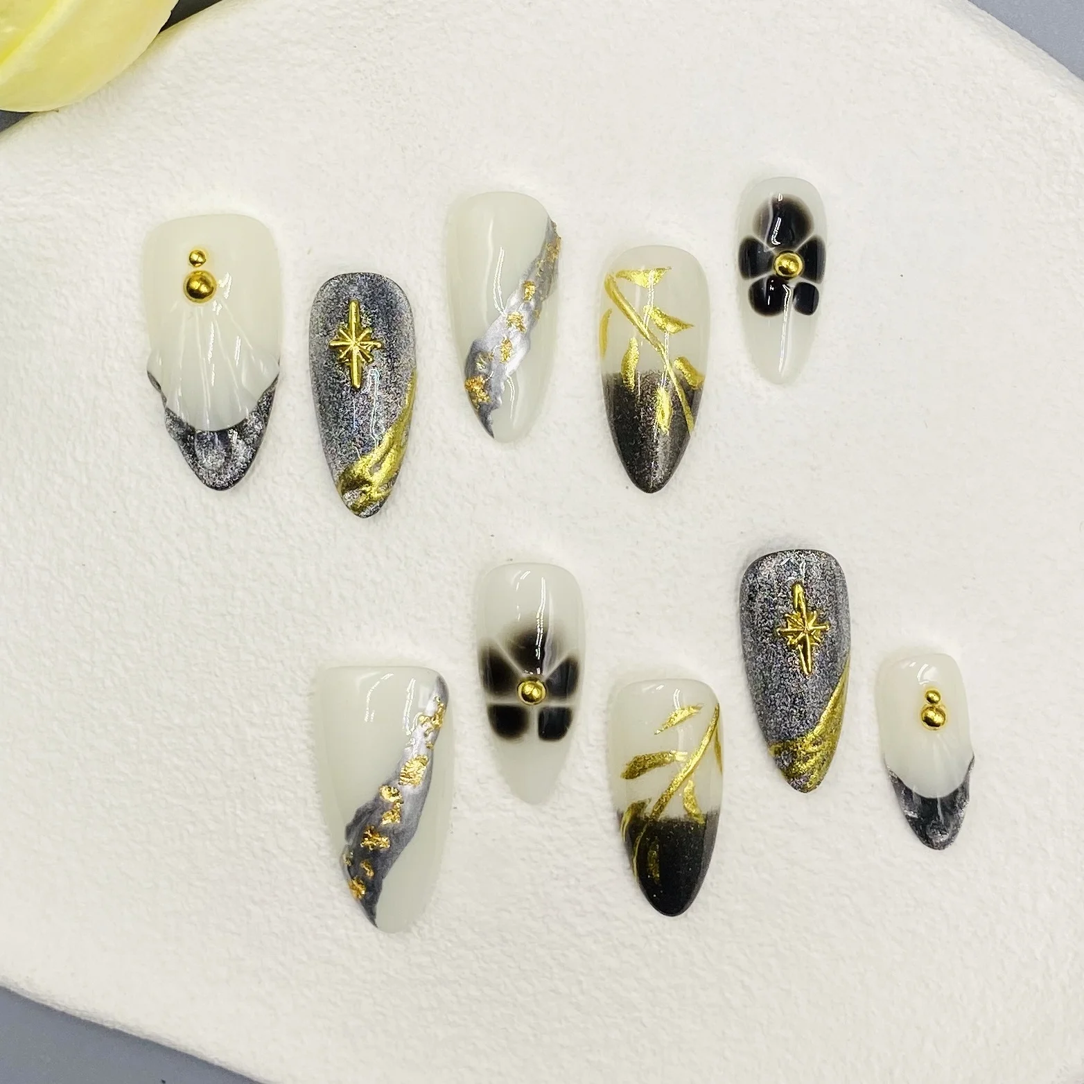 

Накладные ногти из миндаля, ручной работы, с дизайном в черно-белый мрамор и золотыми звездами, для женщин