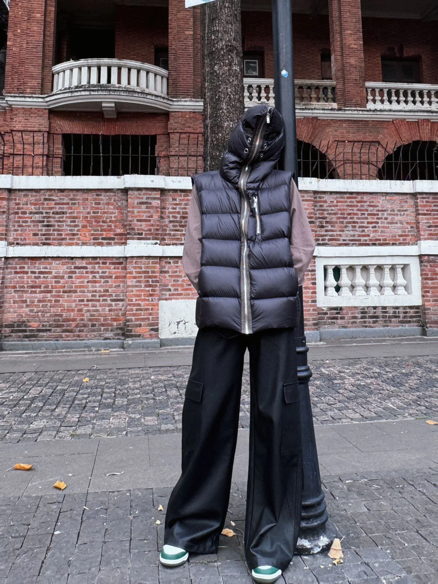 

FANDISHI Shark Design Eyelet Zipper Sleeveless Hooded Warm Goose down Vest Face Cover Trendy Outerwear