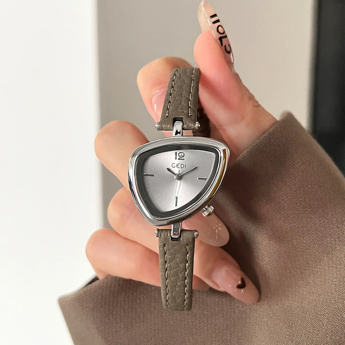 Ladies' Watches Niche Design Irregular Triangular Dial Quartz Watch Fashion Red and Black Women's Watch Bracelet