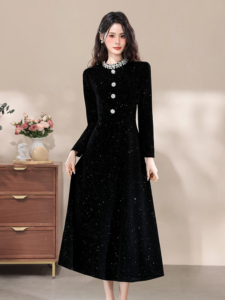 Elegancka, luksusowa, długa, czarna, błyszcząca sukienka wieczorowa na formalne okazje, odzież damska, moda damska, na imprezę, studniówkę, urodziny, vestidos retro.